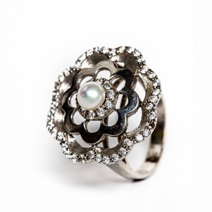 Inel floare cu perla 126 lei (size 18,19)